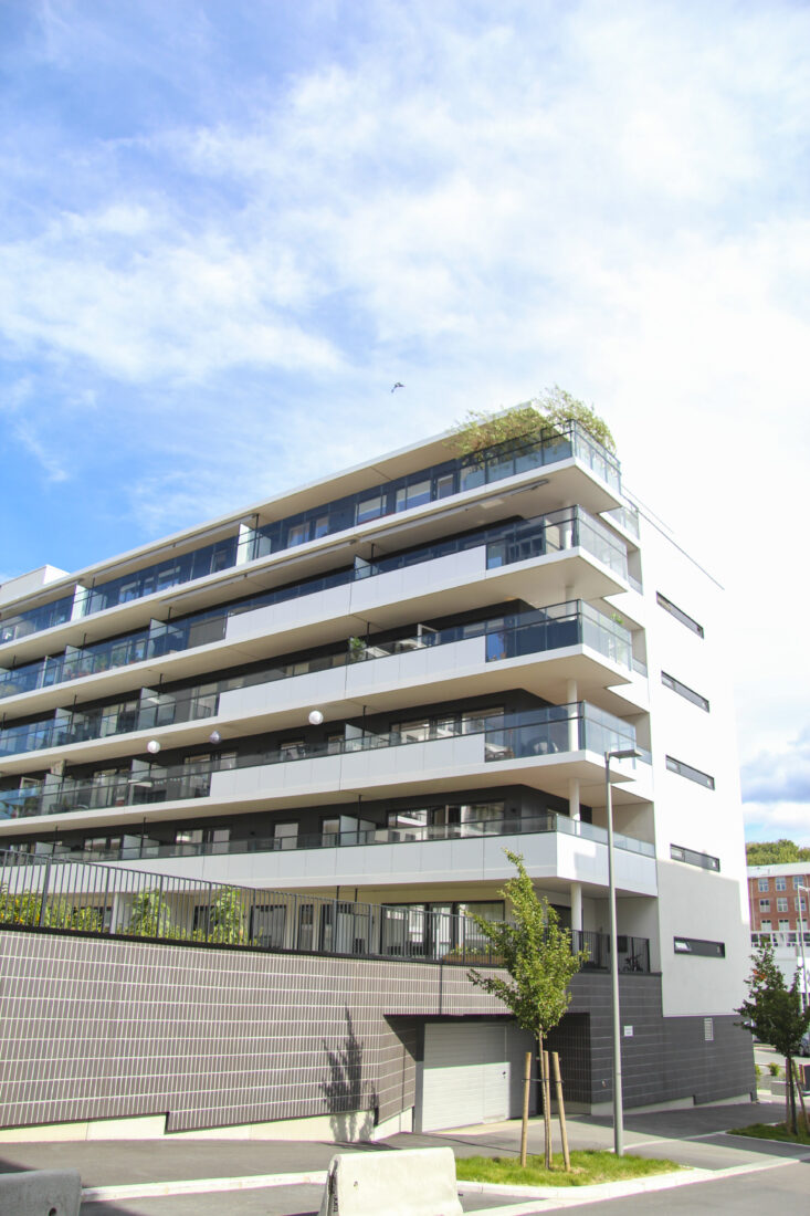 Gladengveien 8-10 med pussende fasader. forsiden av bygget
