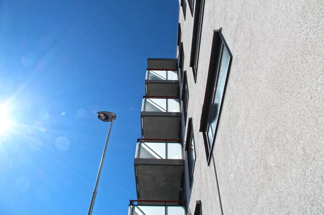 Nærbilde av fasaden til lørenvangen, med pussede fasader