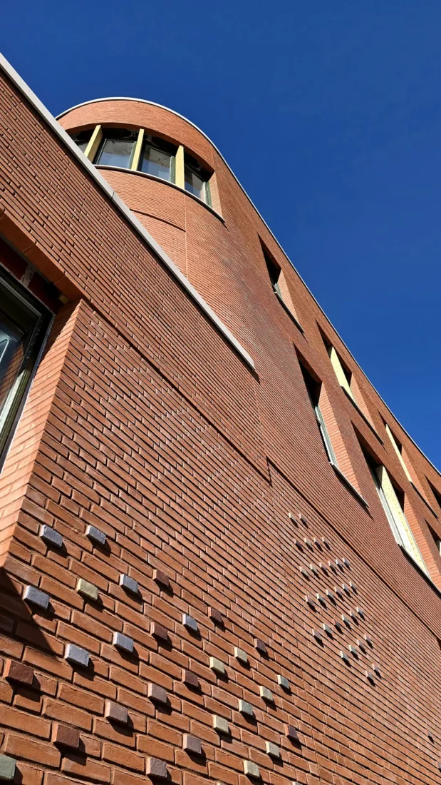 Bjørvika skole i Oslo under oppføring. Buende fasader, fine detaljer med innslag av fargerike fliser.