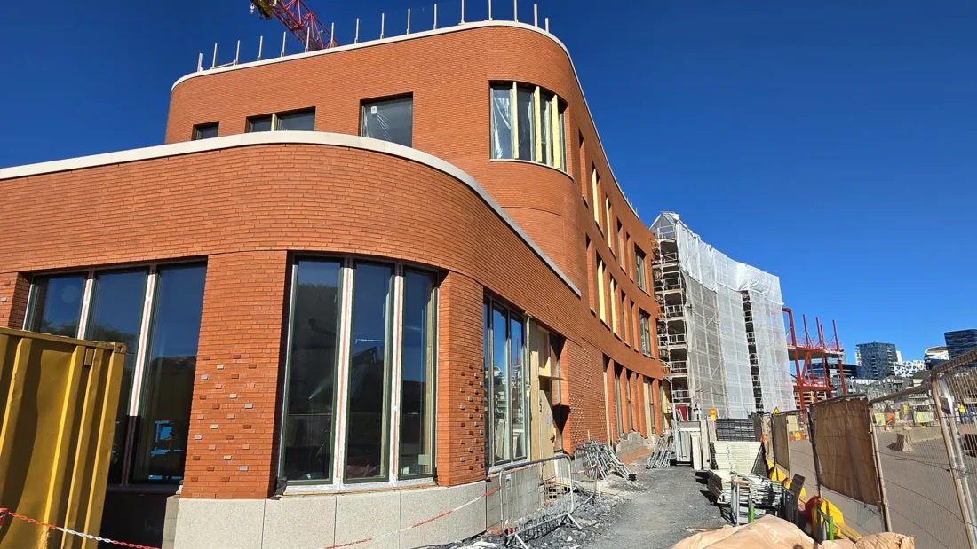 Bjørvika skole i Oslo under oppføring. Buende fasader, fine detaljer med innslag av fargerike fliser.
